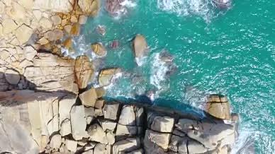 4k航拍三亚海岸线海浪拍打礁石风光视频的预览图